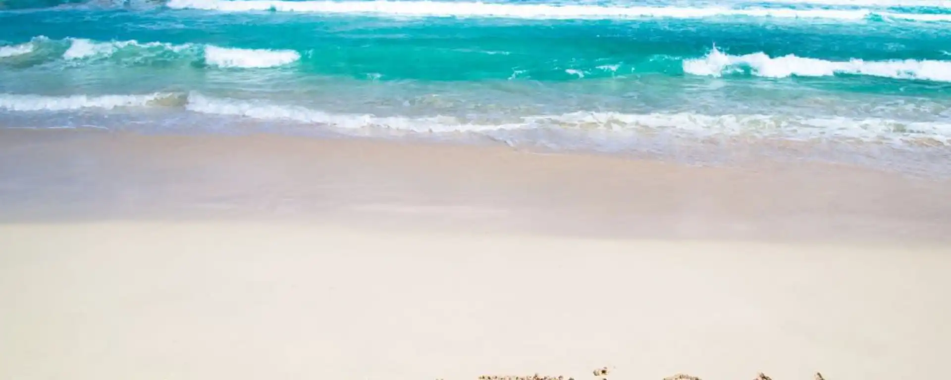 Strand und türkisfarbenes Meer