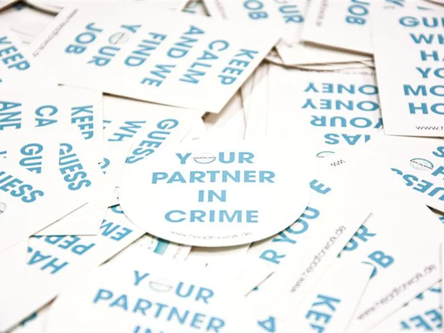 Mehrere Sticker in unterschliedlichen Formen mit der Aufschrift Your Partner in Crime