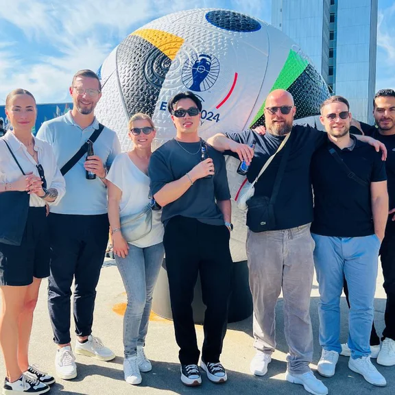 Ein lebendiger Schnappschuss von einem Teambuilding-Event. Alle lachen zusammen und genießen den gemeinsamen Moment. Diese lockeren Begegnungen fördern die Freundschaften und den Zusammenhalt im Job.