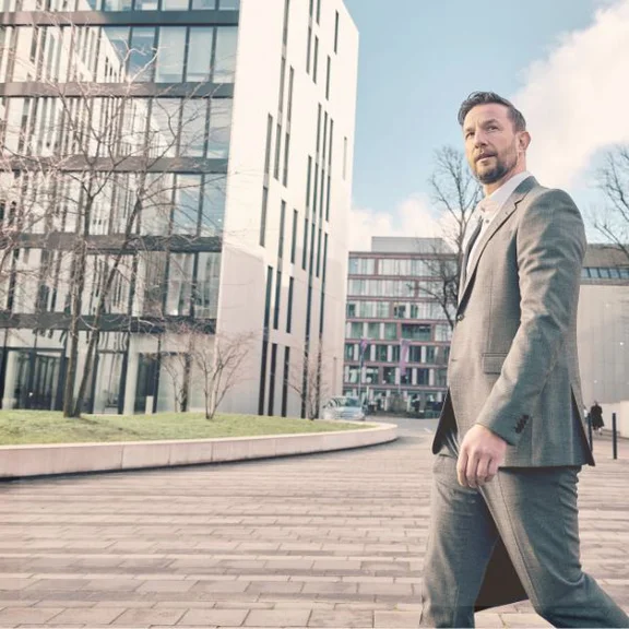 Denis Drago auf dem Weg ins Büro von head for work