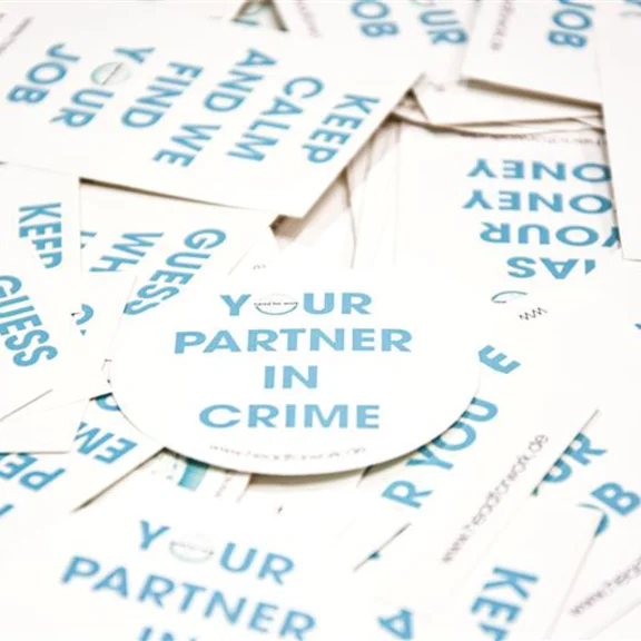 Mehrere Sticker in unterschliedlichen Formen. head for work Düsseldorf: Your partner in crime.